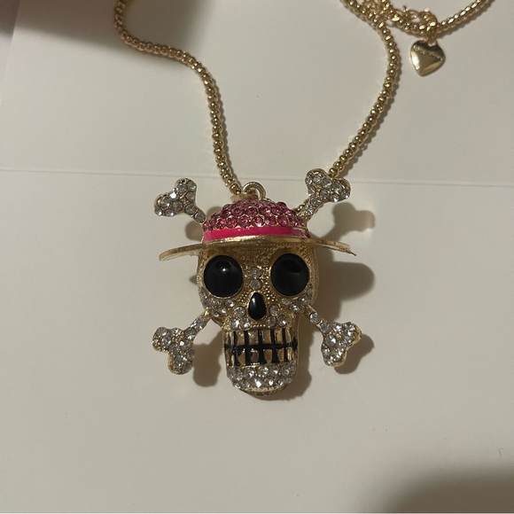 Betsey Johnson’s Skull & Crossbones Necklace - Picture 3 of 4